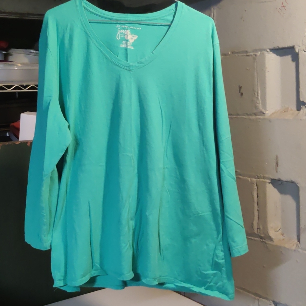Green long sleeve vee neck tee